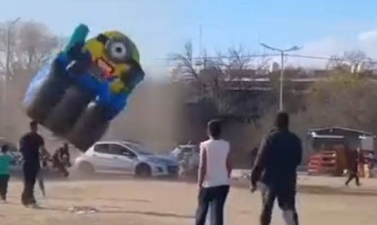 El inflable de los Minios, por el aire.