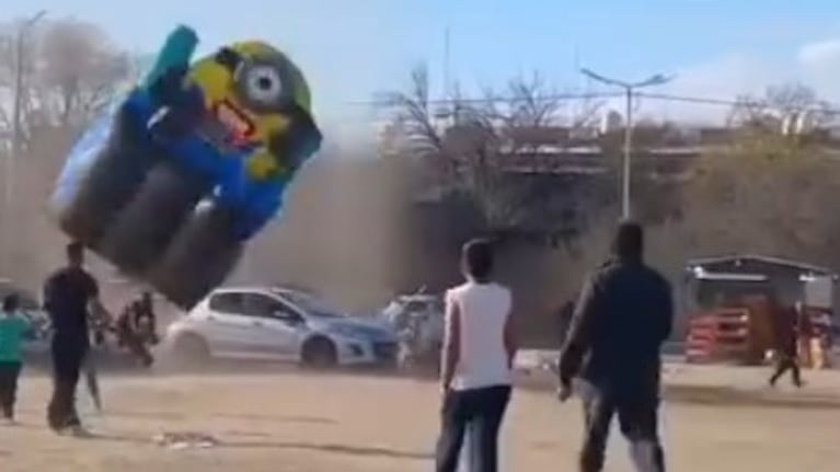 El inflable de los Minios, por el aire.