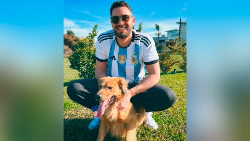 El influencer con su perro Carlitos.