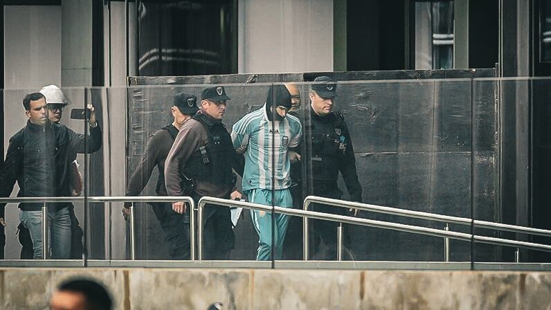 El influencer polaco fue detenido después de escalar más de 20 pisos. (Foto Nicolas Gonzalez)