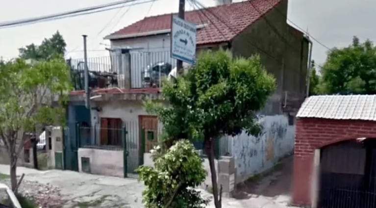 El ingreso a la casa donde ocurrió el horror.