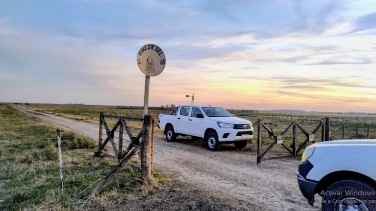 El ingreso al campo en el que murió la familia entera.