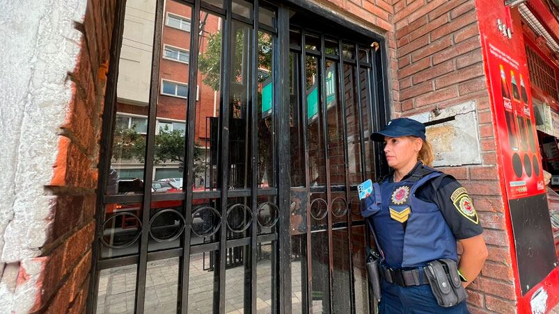 El ingreso al edificio donde vive el detenido.