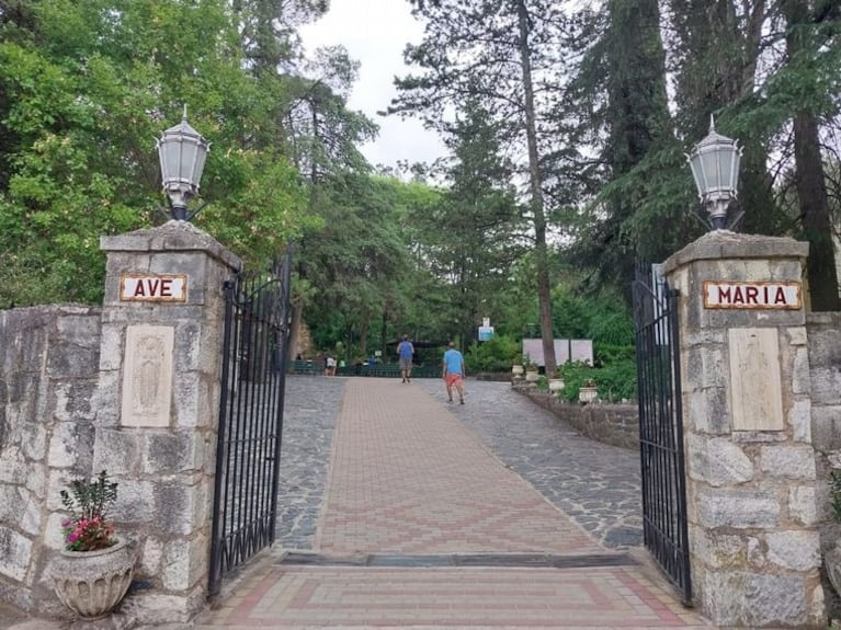 El ingreso al santuario de la Virgen de Lourdes.