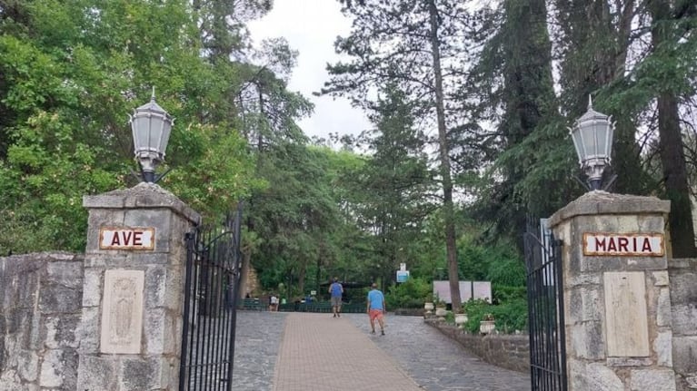 El ingreso al santuario de la Virgen de Lourdes.