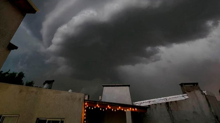 El ingreso de la tormenta a Río Cuarto. Foto: @EstefaniaPra1 / X.