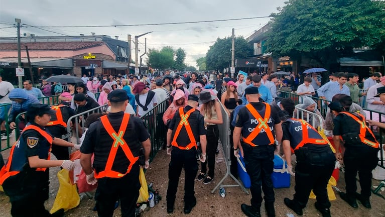 El ingreso del público para la primera noche del Festival de Jesús María.