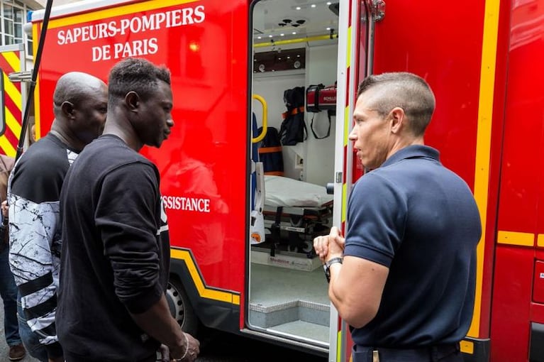 El inmigrante ilegal que salvó a un niño será bombero en París