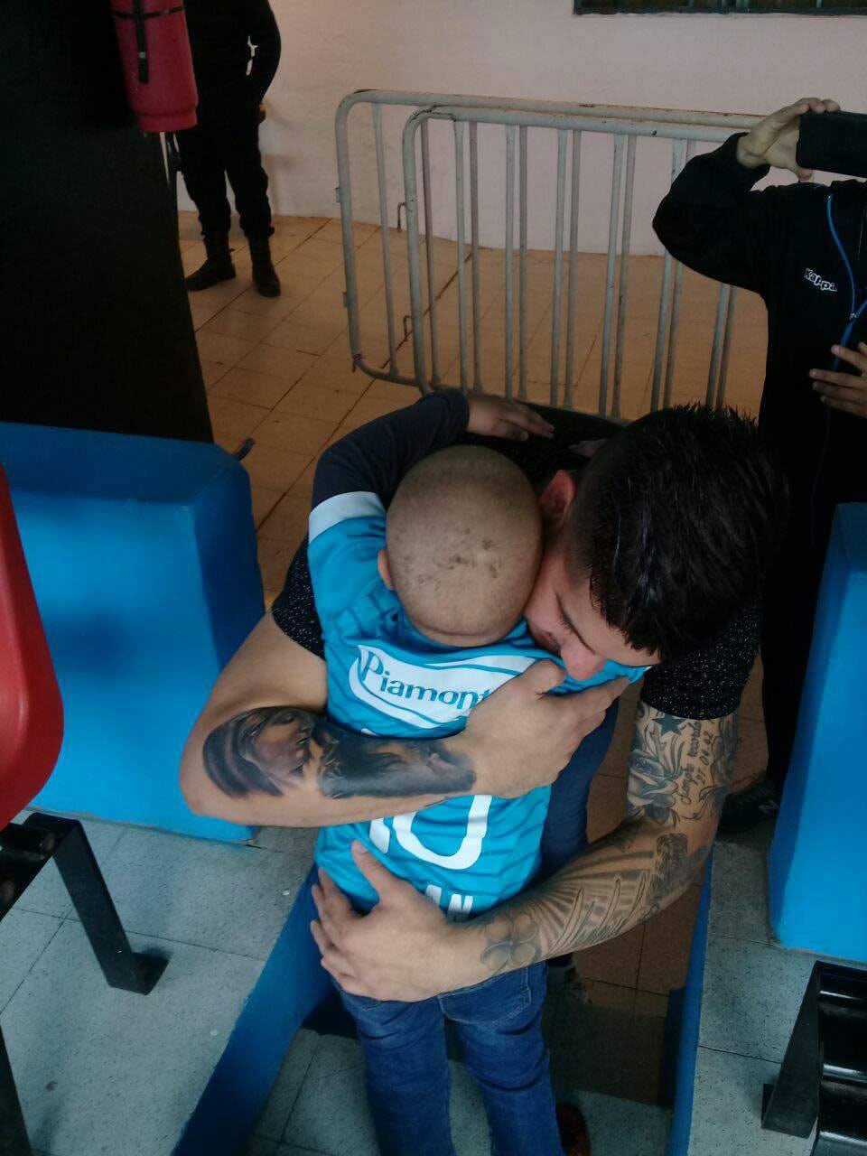 El inolvidable abrazo con el arquero Lucas Acosta. 