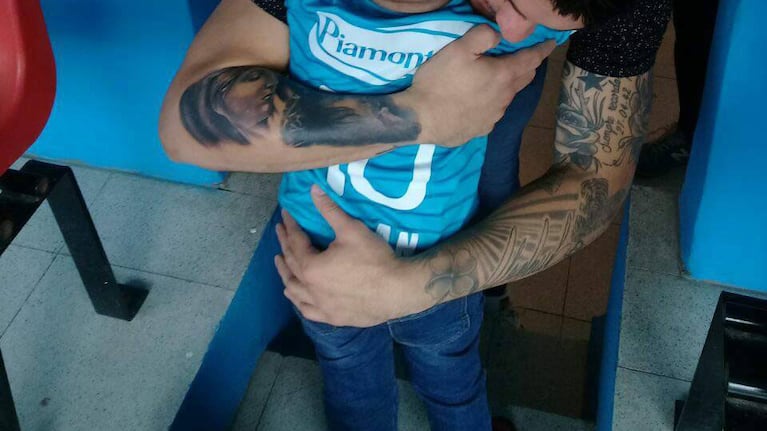 El inolvidable abrazo con el arquero Lucas Acosta.