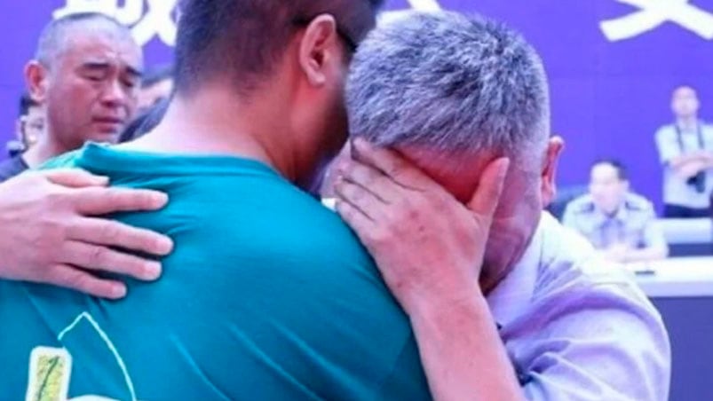 El inolvidable abrazo entre padre e hijo luego de 24 años.