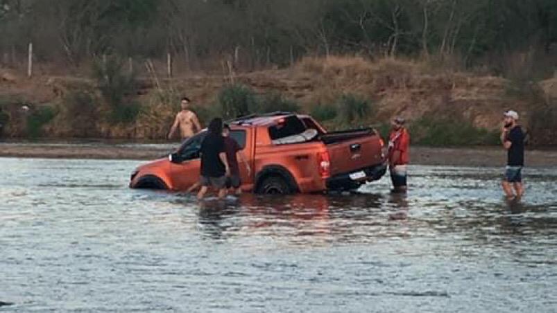 El insólito episodio llamó la atención de los vecinos que paseaban por la costanera.