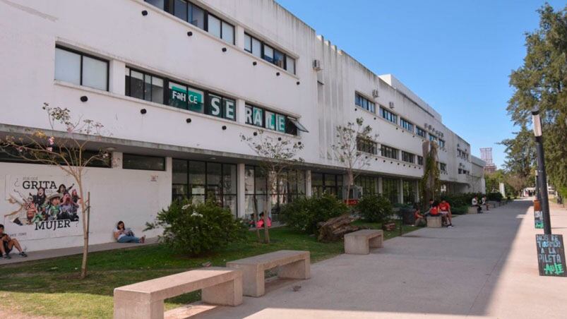 El insólito hecho ocurrió en el predio de la Facultad de Humanidades de la Universidad de La Plata.