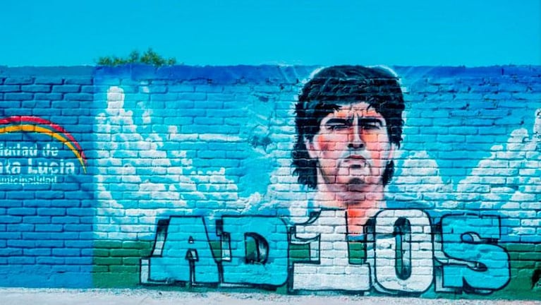 El insólito mural para Diego Maradona con la cara de Pachu Peña