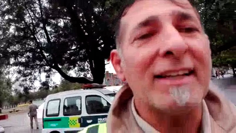 El inspector, en plena agresión al hombre que lo escrachó.