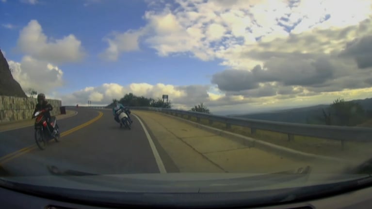 El instante en que dos motos se le aparecieron de frente.