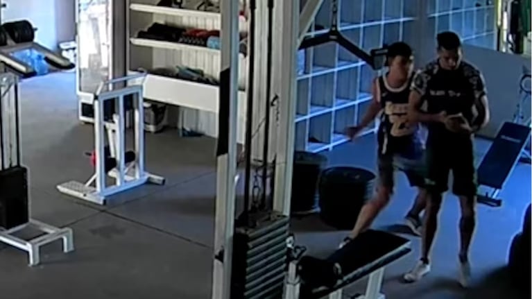 El instructor cayó al piso inconsciente tras la trompada de espaldas.