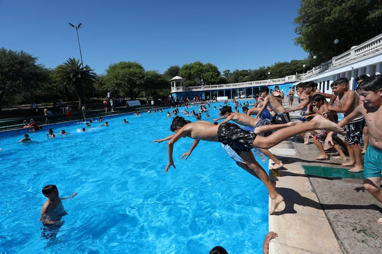 El intendente Daniel Passerini inauguró la temporada de verano junto a chicos y chicas en el Parque Sarmiento.