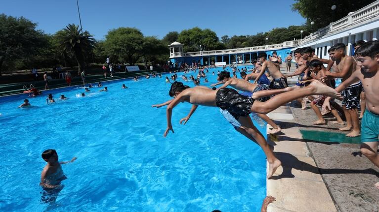 El intendente Daniel Passerini inauguró la temporada de verano junto a chicos y chicas en el Parque Sarmiento.