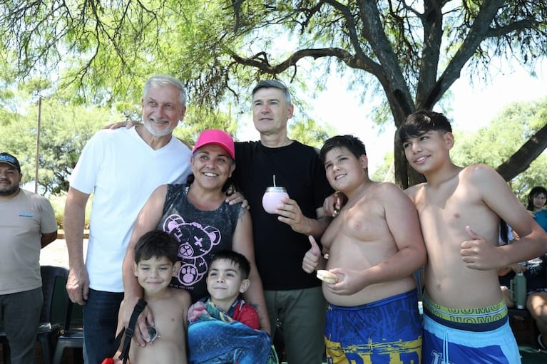 El intendente Daniel Passerini inauguró la temporada de verano junto a chicos y chicas en el Parque Sarmiento.