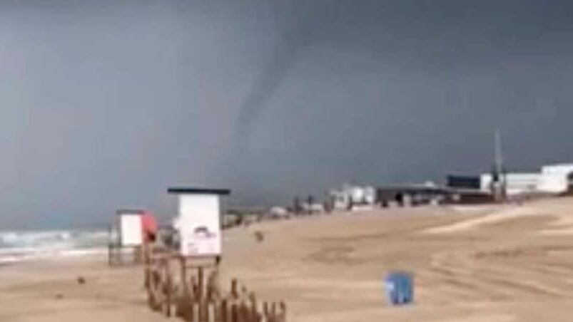 El intendente de Pinamar pidió a la gente que se quede en su casa por la cantidad de trombas marinas.