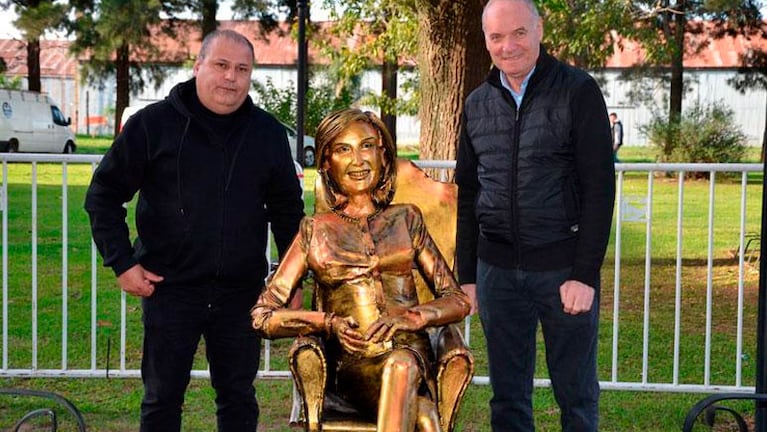 El intendente de Villa Cañás con el escultor cordobés que hizo la estatua de Mirtha Legrand.
