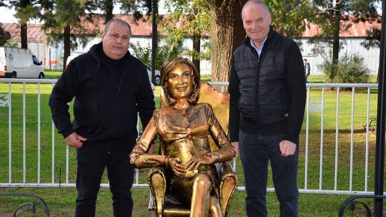 El intendente de Villa Cañás y el escultor cordobés con la estatua de Mirtha Legrand que causó polémica.