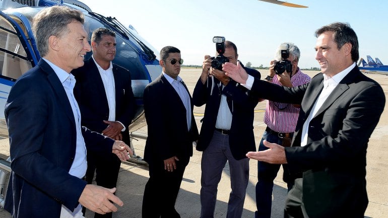 El intendente Mestre saluda a Macri al llegar a Córdoba. Foto: Presidencia