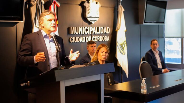 El intendente presentó la app que ya se puede descargar desde las tiendas virtuales.