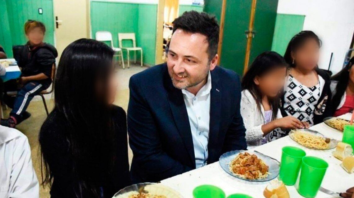 El intendente Víctor Aiola sonriendo para la foto y su plato abundante.