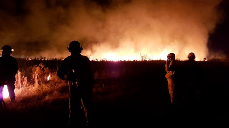 El intenso viento complicó el trabajo de los bomberos. 