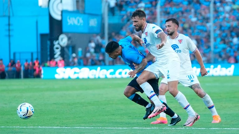 El intento de Uvita Fernández ante los defensores de Tigre.