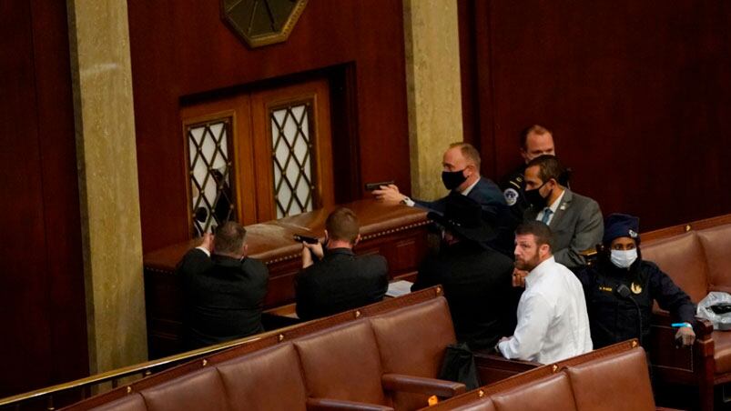 El interior del Capitolio quedó destruido tras la violenta irrupción de manifestantes a favor de Trump.