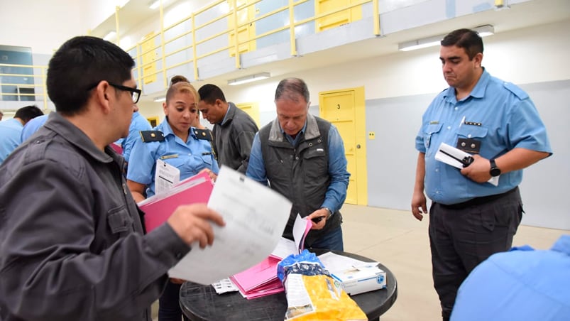 El interventor del Servicio Penitenciario, Gustavo Vidal Lascano, supervisó el operativo.