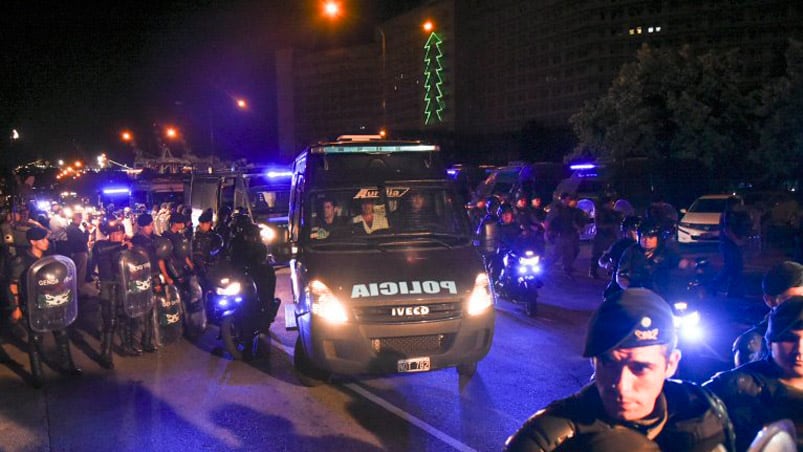 El inusual operativo de seguridad contó con cientos de policías y móviles. Foto: NA