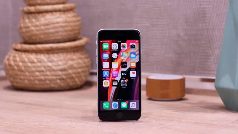 El iPhone SE sale al mercado con nueva actualización. 