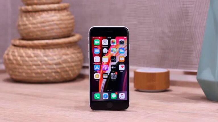 El iPhone SE sale al mercado con nueva actualización.