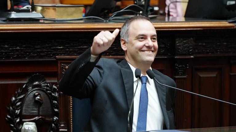 El jefe de Gabinete, sonriente ante los diputados.