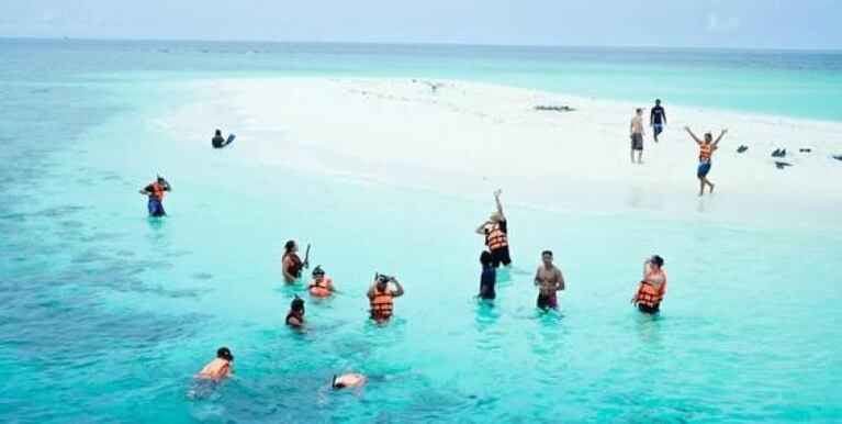 El jefe que llevó a todos sus empleados a una playa de lujo