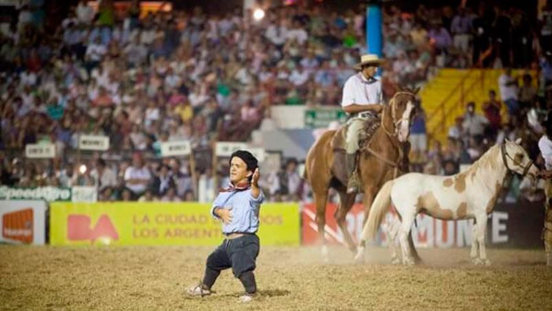 El jinete Pepo hace 12 años que recorre festivales del país.