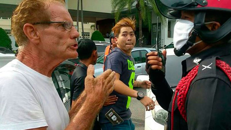 El joven agarró desprevenido al jubilado. 