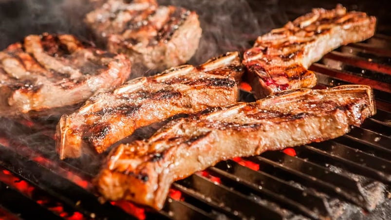 El joven da consejos para no pagar precios altos por la carne.