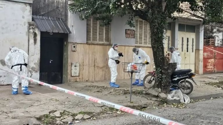 El joven de 18 años tenía un disparo en la espalda.