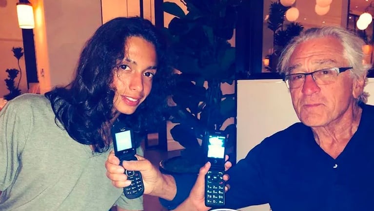 El joven de 19 años y su abuelo.