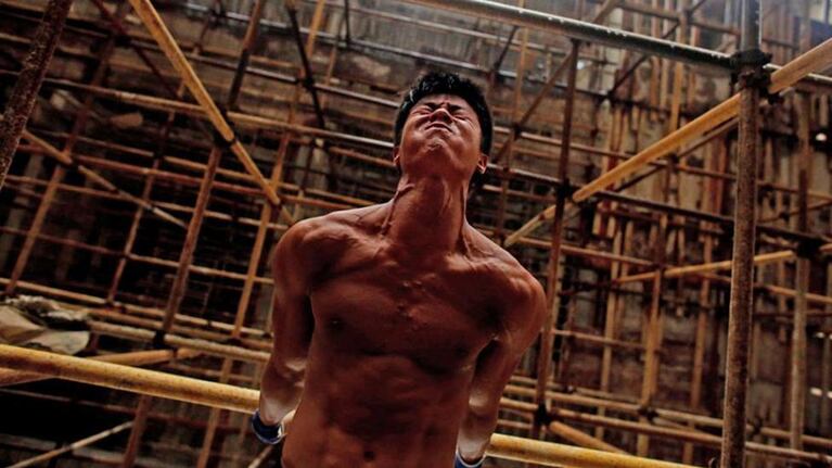 El joven de 23 años usa como gimnasio las obras donde trabaja.