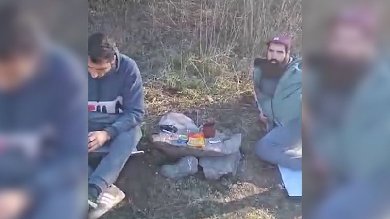 El joven de la izquierda es bombero local.