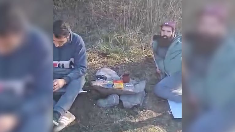 El joven de la izquierda es bombero local.