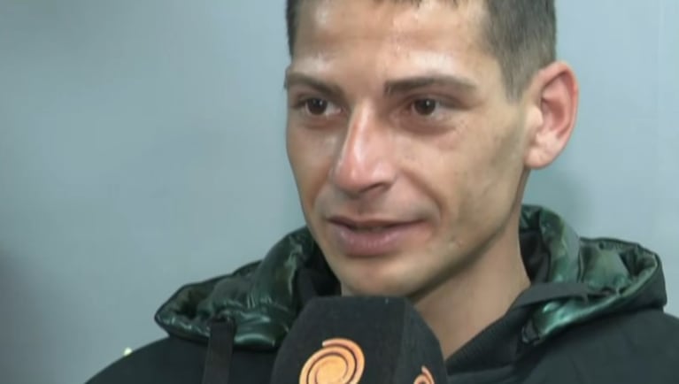 El joven decidió emprender una travesía a pie.