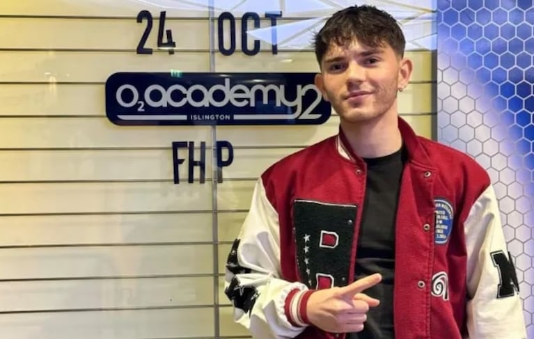 El joven encontró a su papá en el supermercado.