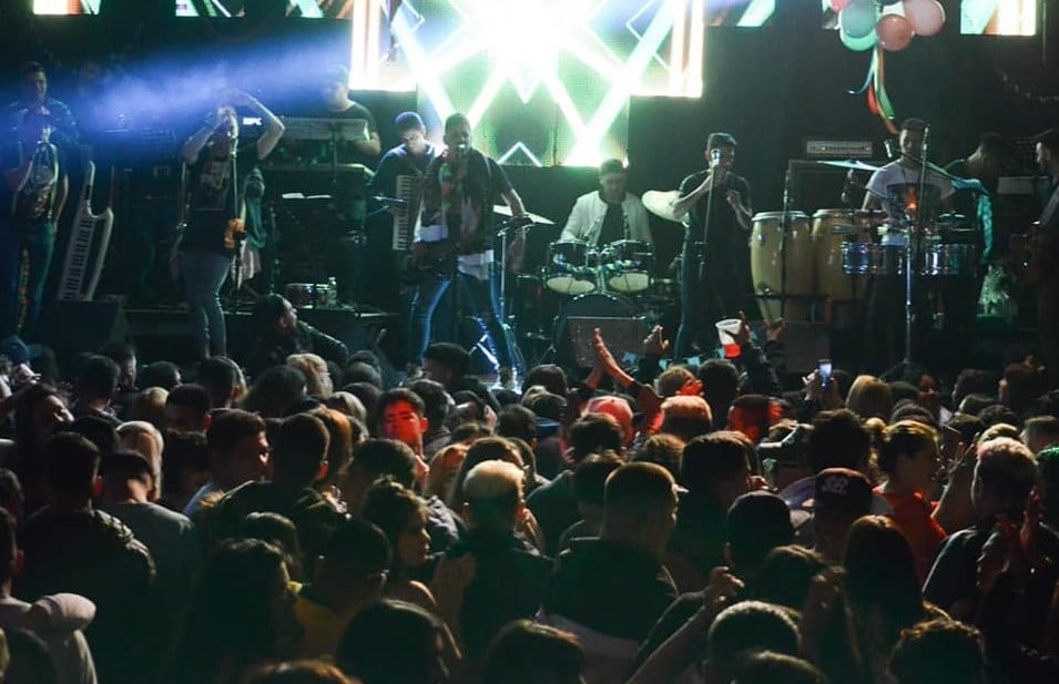 El joven fanático chocó al volver del baile del sábado.